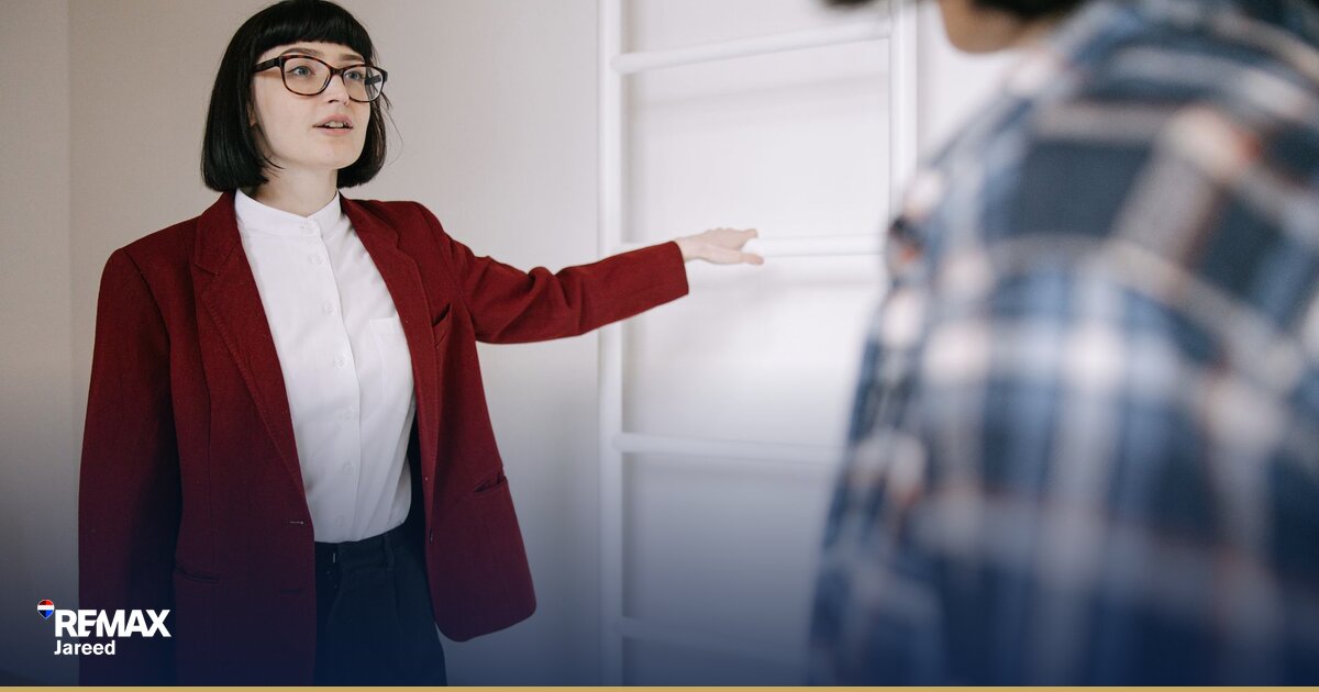 وكيل عقاري يحسب الفرق بين نسب العمولة في الشيخ زايد باستخدام حاسبة مالية ومستندات صفقات عقارية