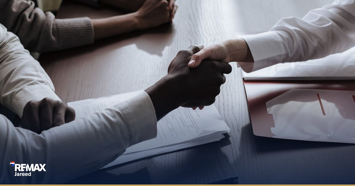 وكيل عقاري محترف يعرض وحدة سكنية حديثة لعملاء في الشيخ زايد