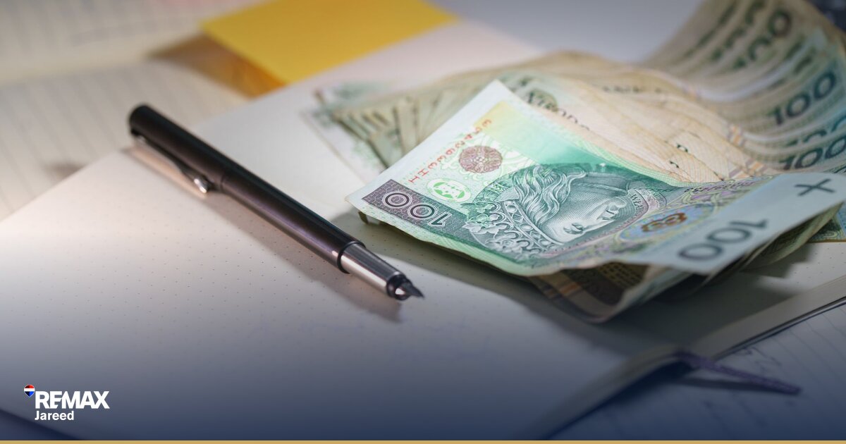 زوجان يراجعان مستندات تمويل عقاري مع آلة حاسبة لاختيار مدة القرض المناسبة