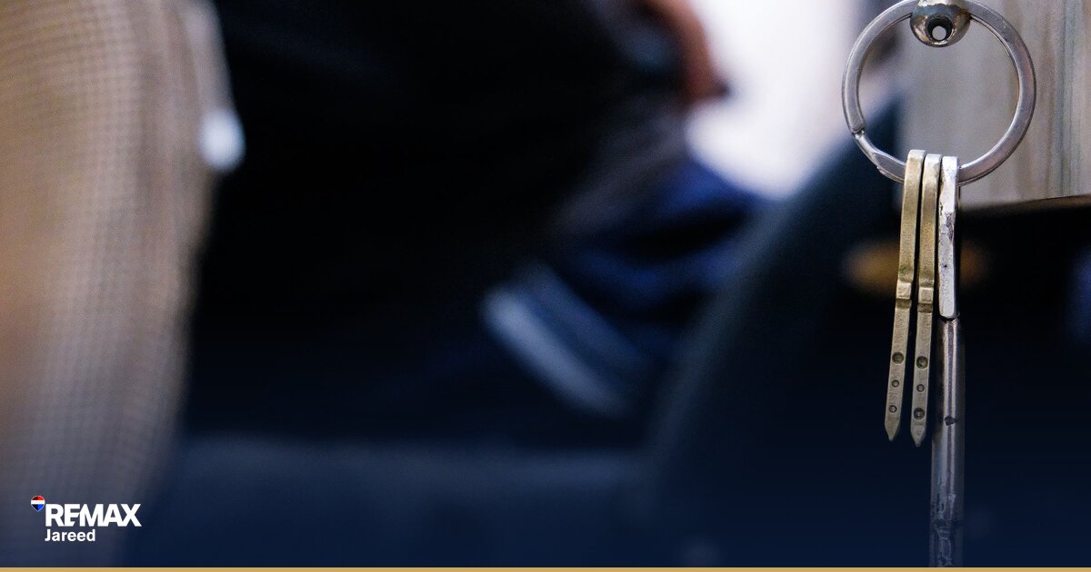 مبنى سكني حديث في غرب القاهرة مع رسوم بيانية مالية توضح تحليل العائد الإيجاري والقيمة السعرية