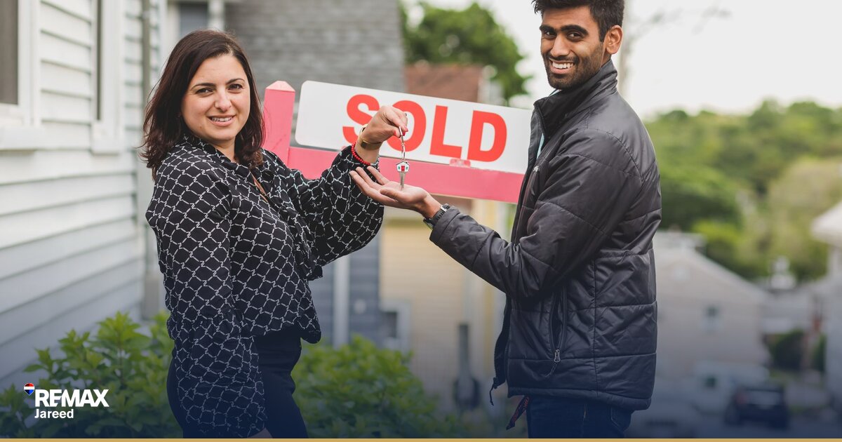 عائلة تحسب ميزانية التمويل العقاري على آلة حاسبة قبل شراء منزل في 6 أكتوبر