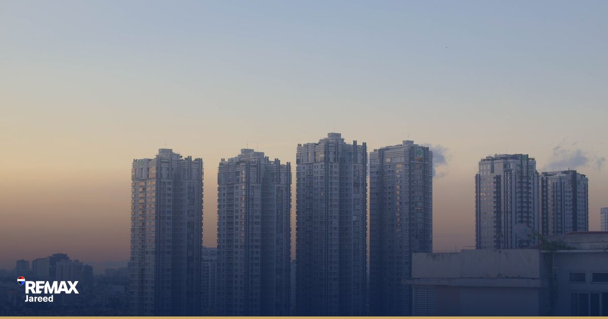 كمبوند سكني حديث في 6 أكتوبر بمساحات خضراء واسعة وحمام سباحة ومباني متوسطة الارتفاع