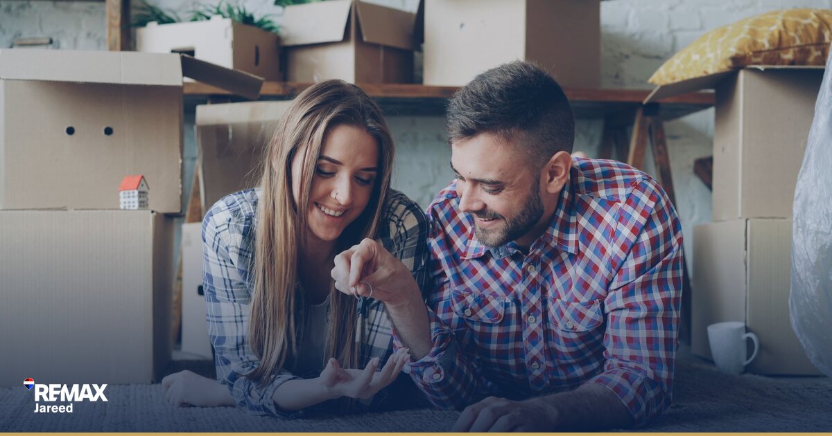 حاسبة التمويل العقاري وعقد شراء عقار على طاولة في مكتب استشارات عقارية
