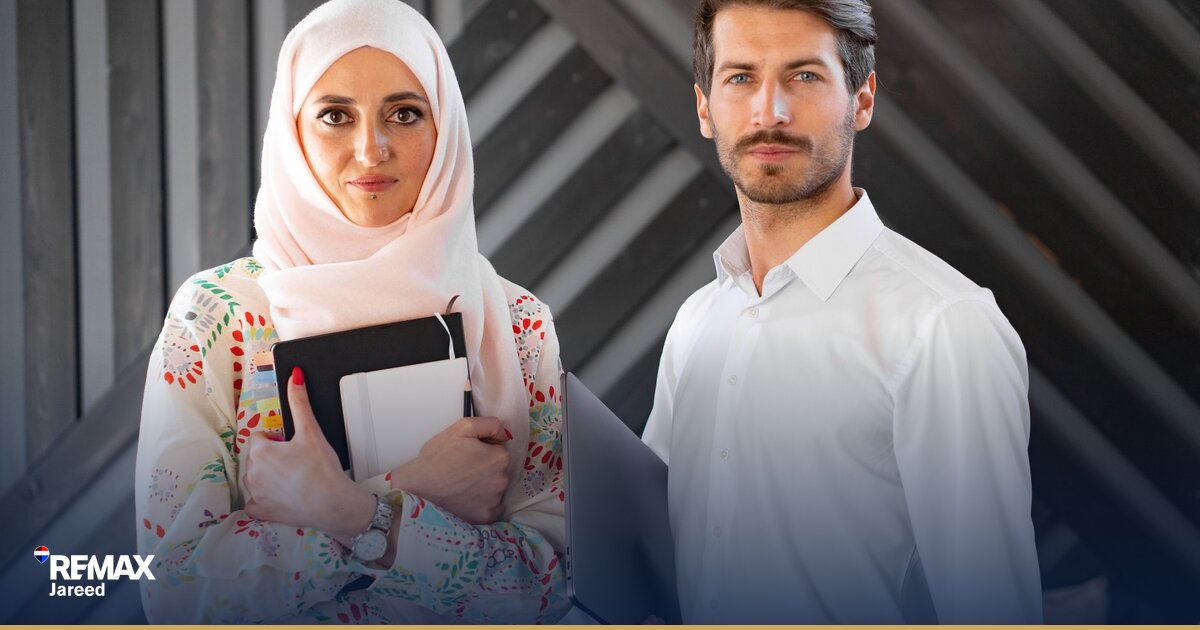 وكيل عقاري يلتقي عميلاً في مكتب عقارات حديث في 6 أكتوبر لمناقشة صفقة شراء وحدة سكنية