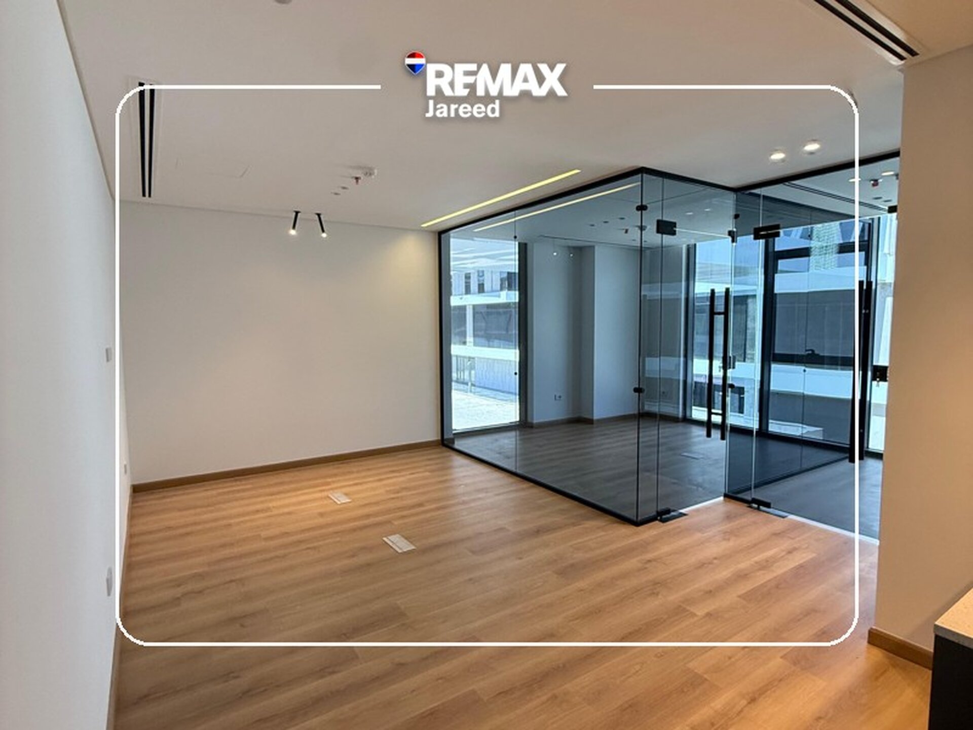 Premium Office for Rent | Golf Central, Palm Hills  Elevate your business in one of West Cairo’s most prestigious business destinations.  ✨ Ideal for businesses targeting Class A clients  📍 Location: Golf Central Mall, Palm Hills – 6th of October - Photo 14