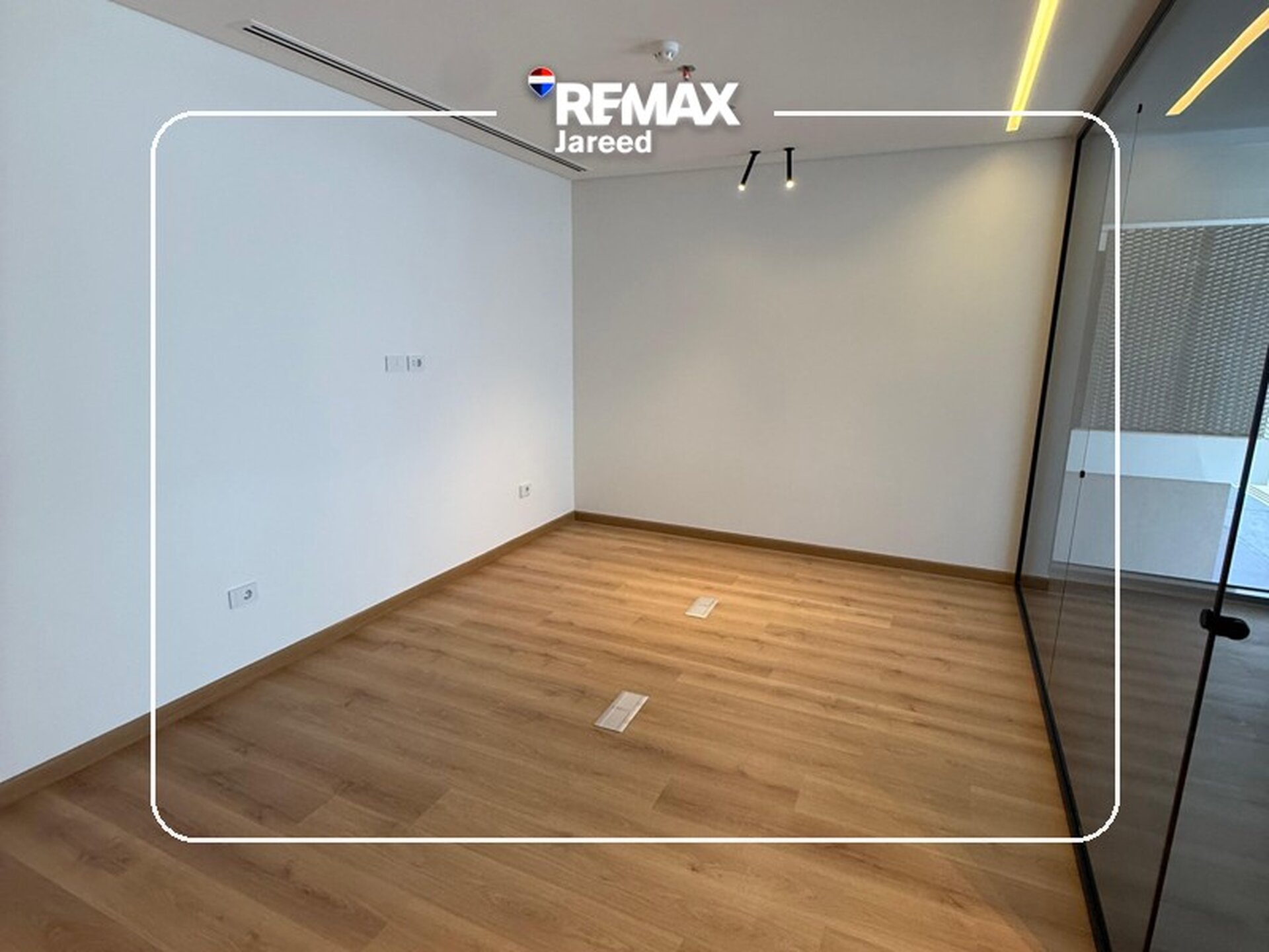 Premium Office for Rent | Golf Central, Palm Hills  Elevate your business in one of West Cairo’s most prestigious business destinations.  ✨ Ideal for businesses targeting Class A clients  📍 Location: Golf Central Mall, Palm Hills – 6th of October - Photo 5