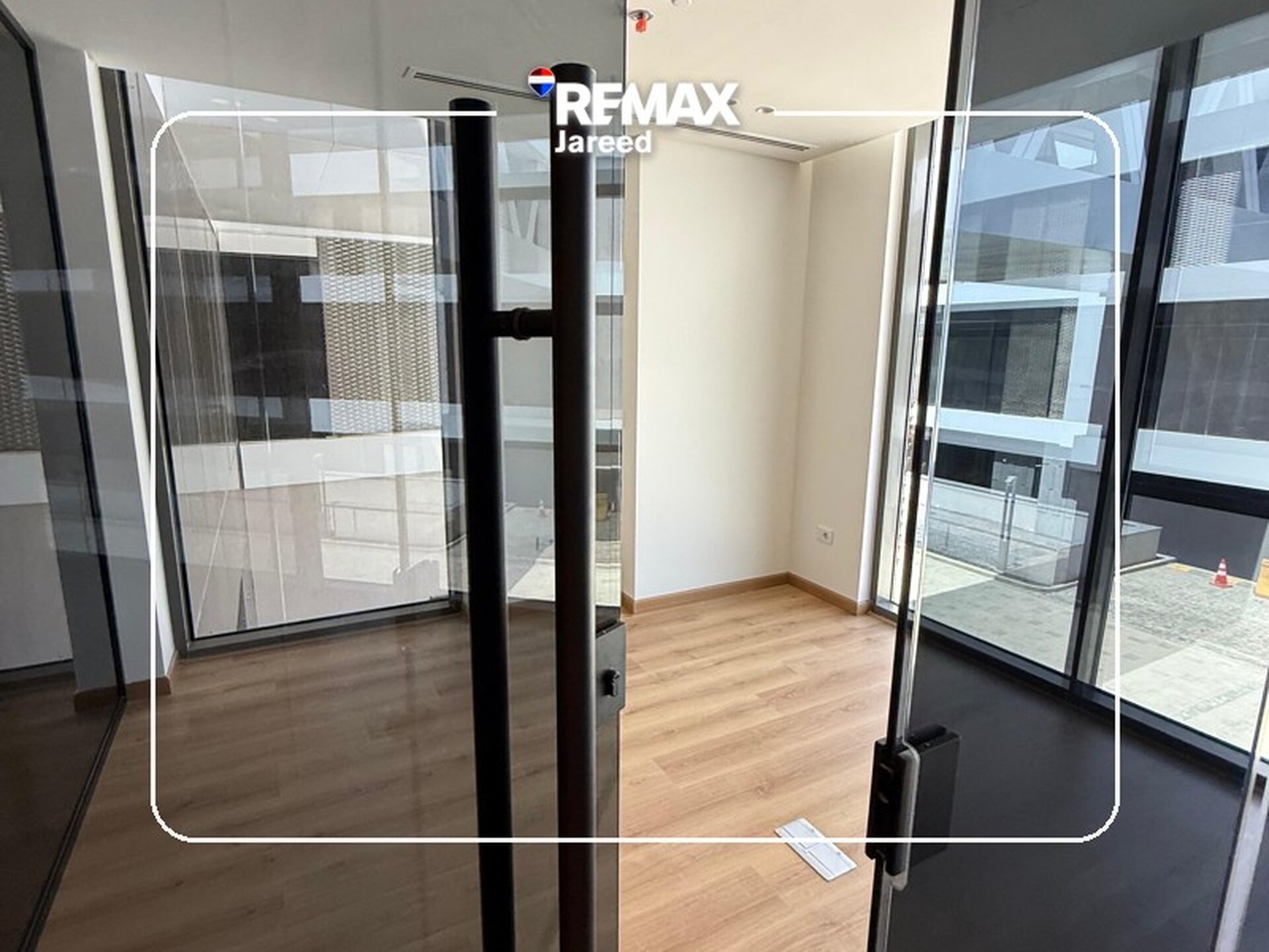 Premium Office for Rent | Golf Central, Palm Hills  Elevate your business in one of West Cairo’s most prestigious business destinations.  ✨ Ideal for businesses targeting Class A clients  📍 Location: Golf Central Mall, Palm Hills – 6th of October - Photo 6